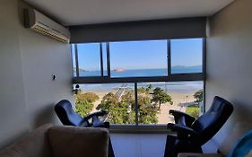 A melhor vista de Santos para 5 pessoas pé na areia